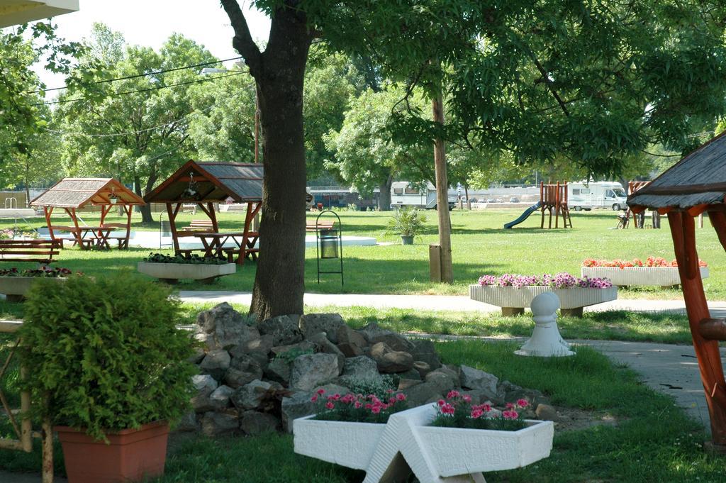 Szegedi Partfuerdo Kemping Es Apartman Exterior photo